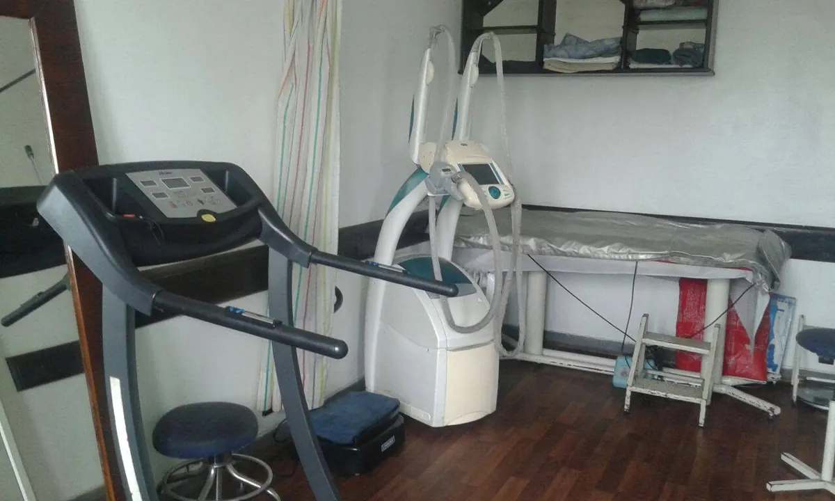 Espace de rééducation du Centre Amama Tarik à Sidi Bernoussi, avec tapis de course, appareils et table de soins