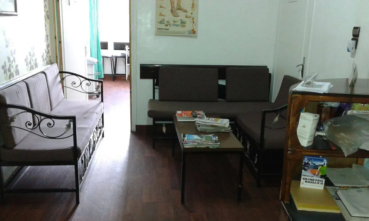 Salle d’attente du Centre Amama Tarik, avec canapés et table basse