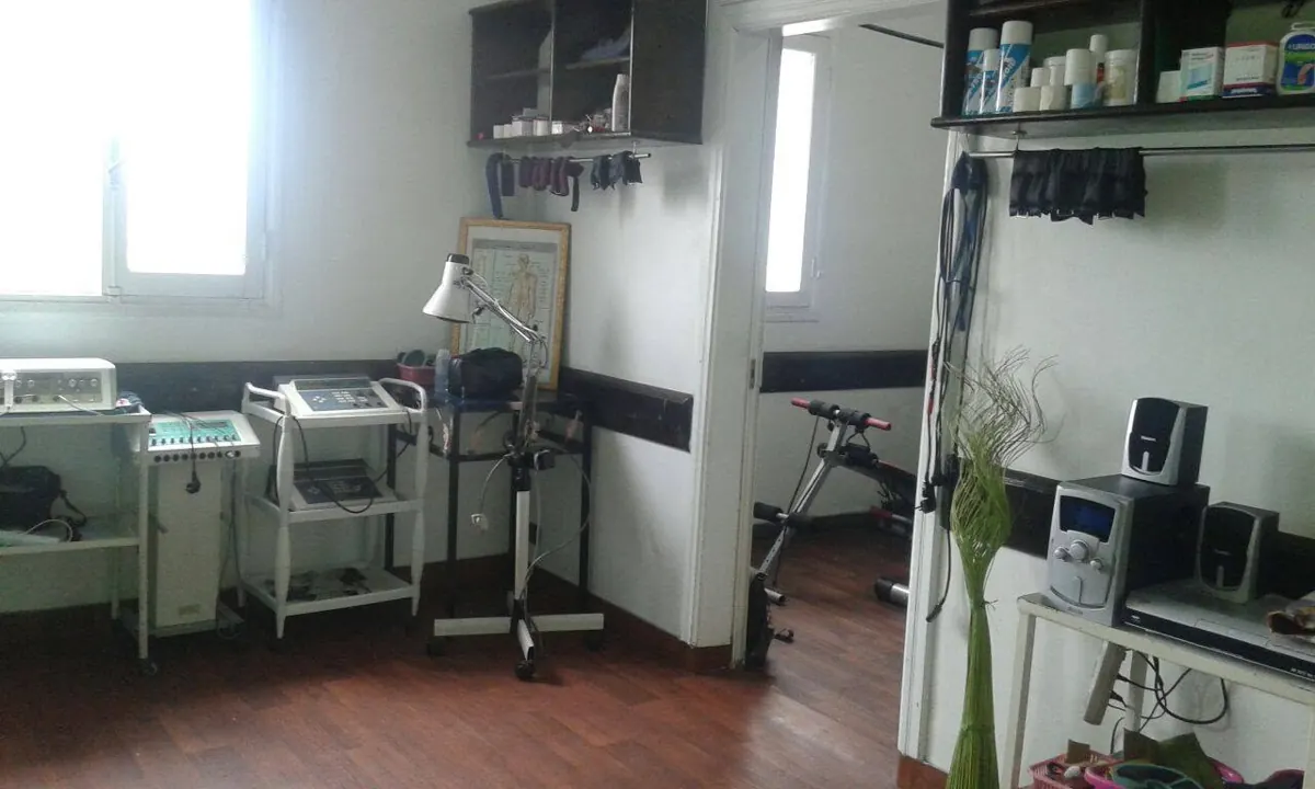 Salle de soins du centre de kinésithérapie équipée d’appareils