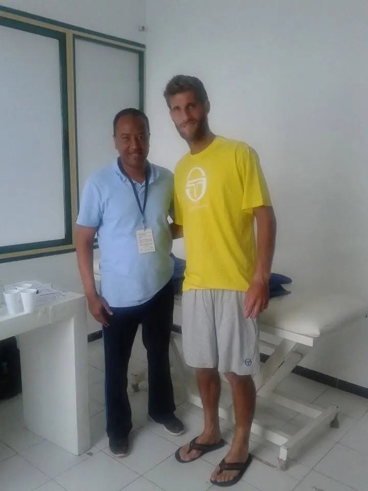 Amama Tarik, kinésithérapeute, avec un joueur lors d’un tournoi de tennis
