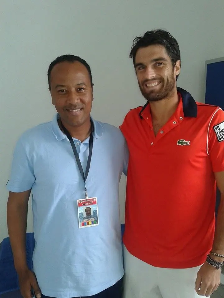 Amama Tarik, kinésithérapeute, avec un joueur lors d’un tournoi de tennis