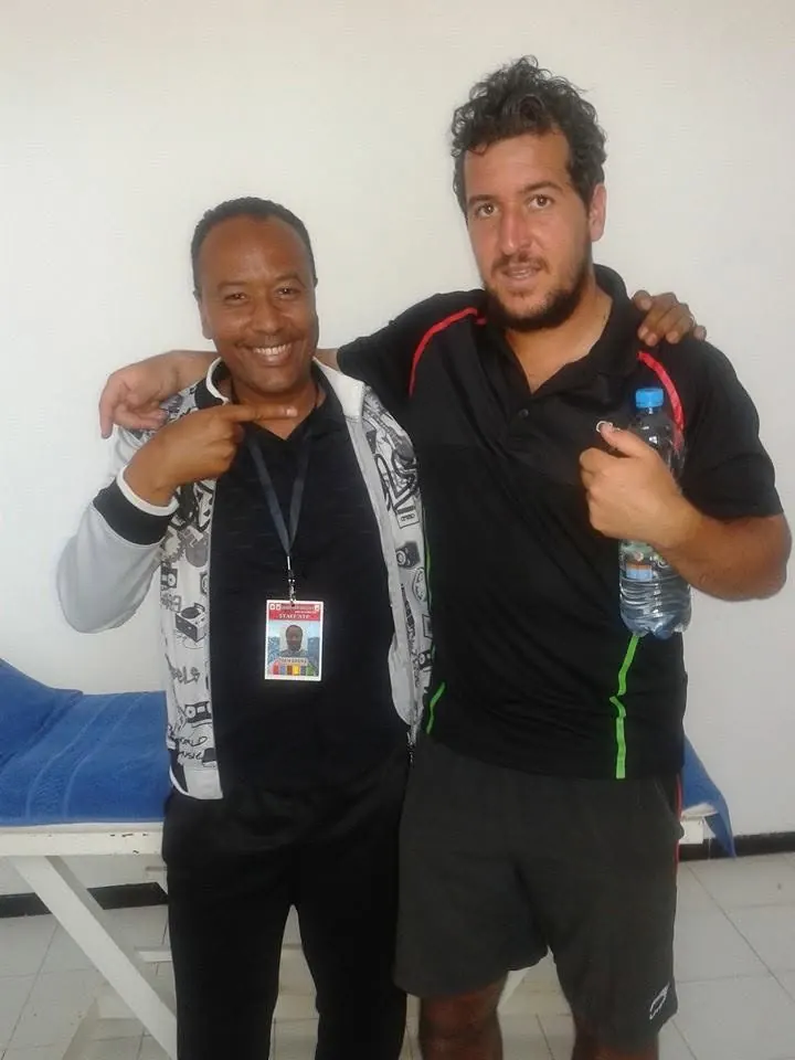 Amama Tarik, kinésithérapeute, avec un joueur lors d’un tournoi de tennis