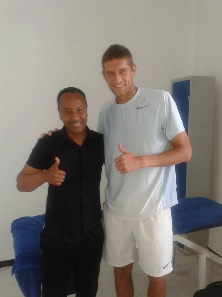 Amama Tarik, kinésithérapeute, avec un joueur lors d’un tournoi de tennis