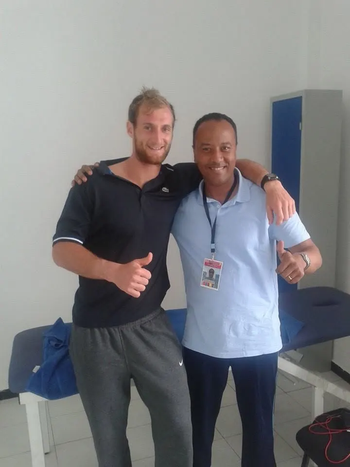 Amama Tarik, kinésithérapeute, avec un joueur lors d’un tournoi de tennis