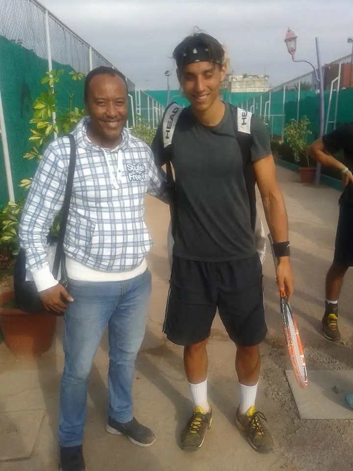 Amama Tarik avec un joueur au bord d’un court de tennis