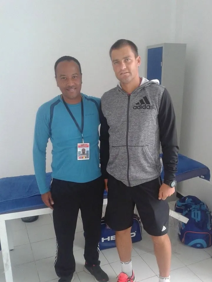 Amama Tarik, kinésithérapeute, avec un joueur lors d’un tournoi de tennis